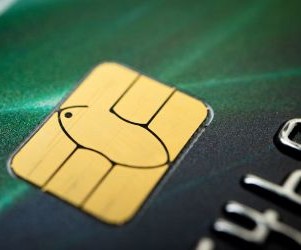 Commodities such as gold, oil, agricultural products and industrial metals offer opportunities to diversify your portfolio and hedge against inflation, but they are also high-risk assets due to price volatility, geopolitical tensions and supply-demand shocks; the key is to invest with a clear strategy, an understanding of the underlying market drivers, and only with capital that does not compromise your financial stability.