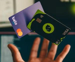 Cryptocurrencies offer high return potential and greater financial freedom through decentralisation, operating in a market that is open 24/7. However, they are a high-risk asset due to extreme volatility and the lack of regulation. The main risks include rapid losses and cybersecurity failures. The key to success is to invest only with a clear strategy and with capital that does not compromise your financial stability.