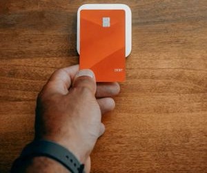 Forex offers opportunities to profit from fluctuations between global currencies in a highly liquid market that trades 24 hours a day, but it is also a high-risk arena due to leverage, sharp volatility and the impact of macroeconomic news; the key is to trade with a clear strategy, strict risk management and only with capital you can afford to lose without affecting your financial stability.