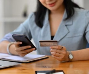 Forex offers opportunities to profit from fluctuations between global currencies in a highly liquid market that trades 24 hours a day, but it is also a high-risk arena due to leverage, sharp volatility and the impact of macroeconomic news; the key is to trade with a clear strategy, strict risk management and only with capital you can afford to lose without affecting your financial stability.