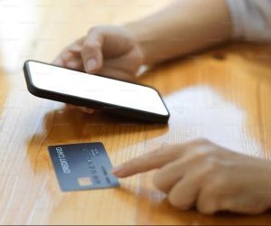 Forex offers opportunities to profit from fluctuations between global currencies in a highly liquid market that trades 24 hours a day, but it is also a high-risk arena due to leverage, sharp volatility and the impact of macroeconomic news; the key is to trade with a clear strategy, strict risk management and only with capital you can afford to lose without affecting your financial stability.